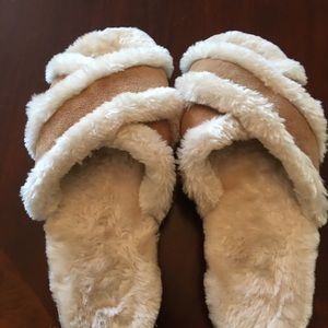 New Minnetonka slide slippers with faux sheepskin lining. Size L (9-10).